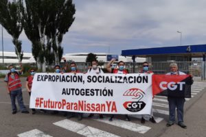 CGT se concentra contra el cierre de la planta de Nissan en Barcelona