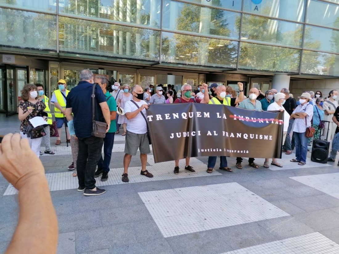 La Confederación General del Trabajo participó en la concentración celebrada ayer jueves 3 de septiembre frente a la Ciudad de la Justicia de Valencia para denunciar la impunidad del régimen franquista