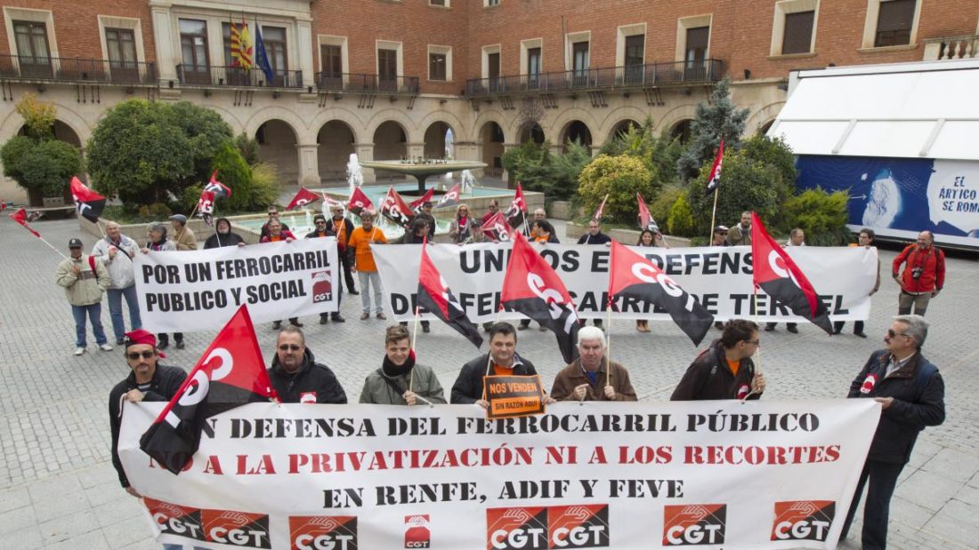 CGT con la ciudadanía reivindicando la movilidad en los pueblos de Aragón