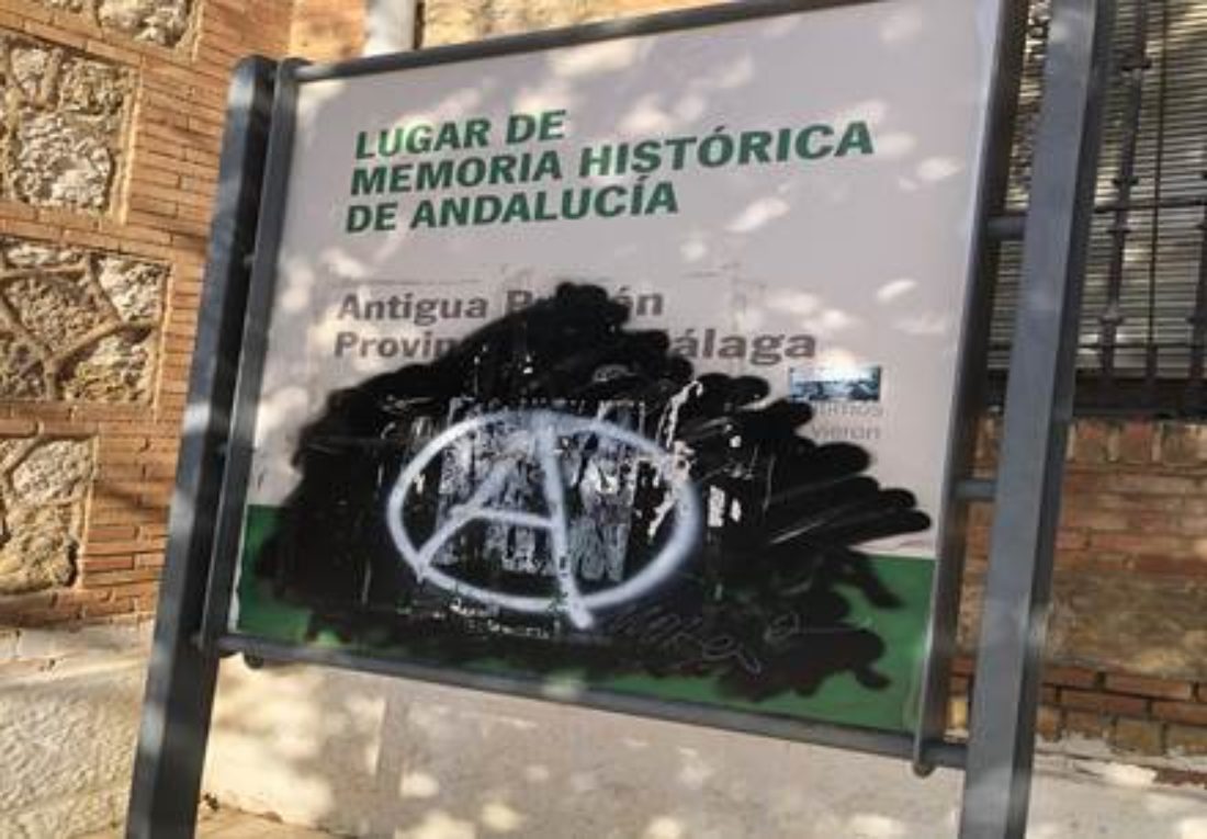 Limpieza del cartel que señala como Lugar de Memoria Histórica a la antigua Prisión Provincial en Cruz de Humilladero (Málaga)