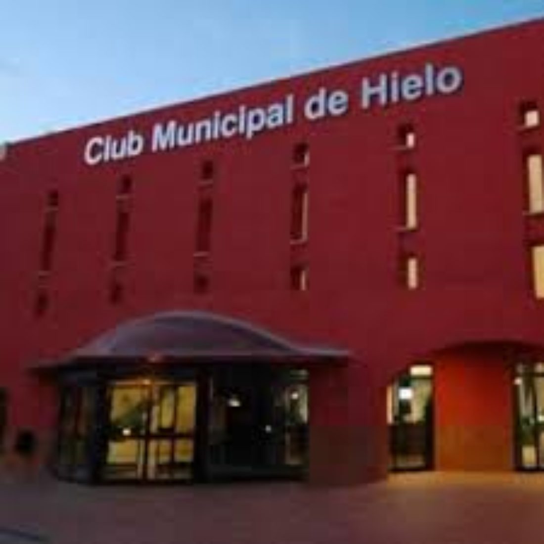 La plantilla del Club de Hielo de Benalmádena exige al Ayuntamiento el cobro de sus salarios, sus puestos de trabajo y la inmediata apertura al público de las instalaciones deportivas