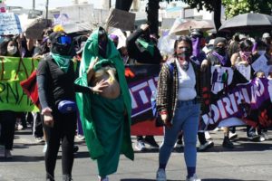 La Virgen de Guadalupe embarazada encabeza la manifestación feminista 8M en Guadalajara (México)