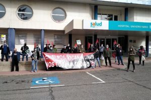 Decenas de personas se concentran en el hospital San Jorge de Huesca