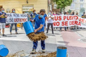 La sede del PSOE de Cádiz se llena de estiércol en protesta por el cierre de Airbus Puerto Real
