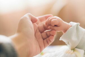 CGT gana un juicio sobre el permiso de maternidad de una madre sola