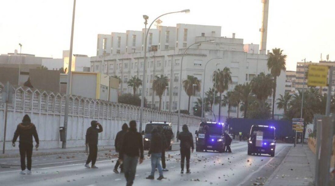 Huelga general indefinida del metal en Cádiz: piquetes, cargas policiales y resistencia obrera