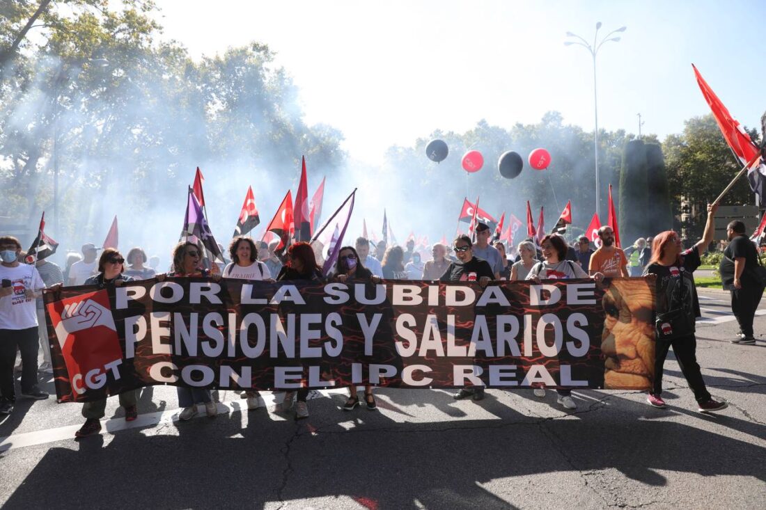 Miles de personas llegan a Madrid para exigir pensiones dignas y el aumento de los salarios 