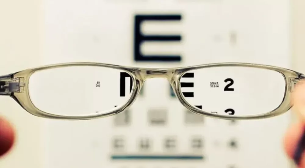 ¿Tu empresa te tiene que pagar las gafas?