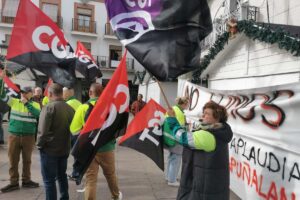 Comienza la huelga indefinida de la recogida de basuras en Moguer, los convocantes tachan de tomadura de pelo la negociación con FCC, la empresa concesionaria