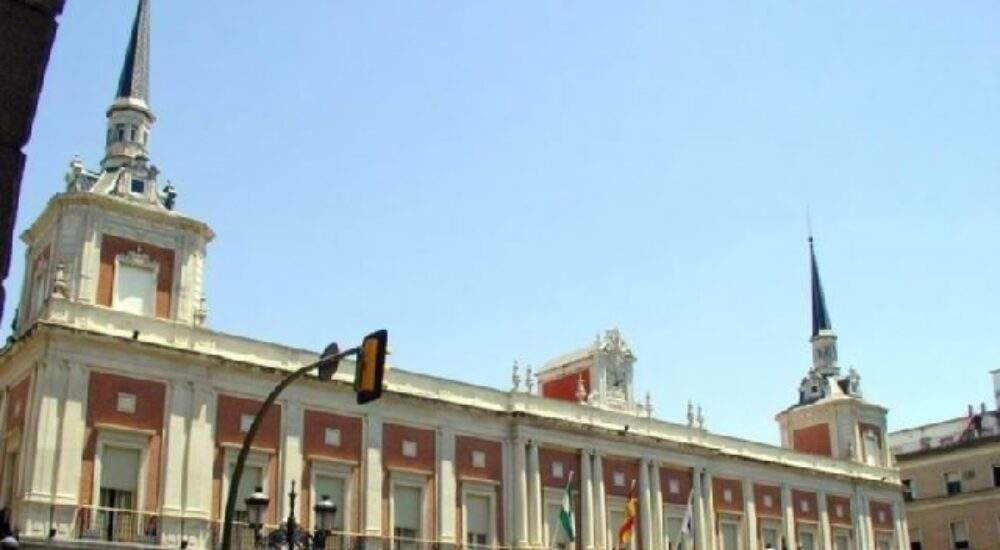 CGT Huelva se concentra frente al Ayuntamiento por un caso de persecución sindical