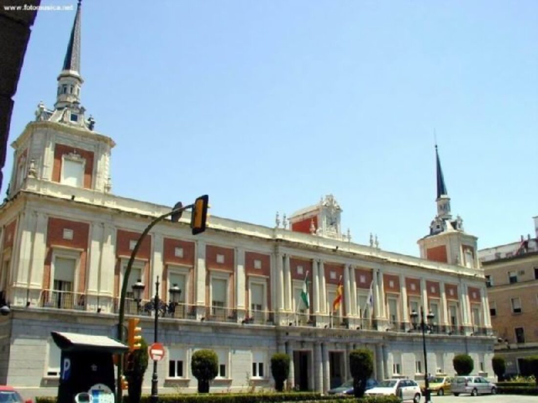 CGT Huelva se concentra frente al Ayuntamiento por un caso de persecución sindical