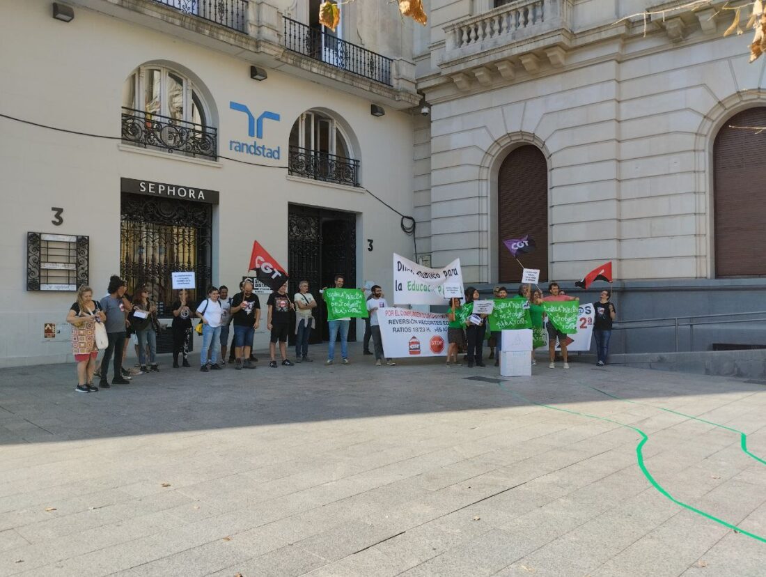 CGT escenifica el diferente trato del Gobierno de Aragón a la escuela pública con respecto a la privada-concertada