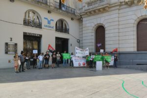 CGT escenifica el diferente trato del Gobierno de Aragón a la escuela pública con respecto a la privada-concertada