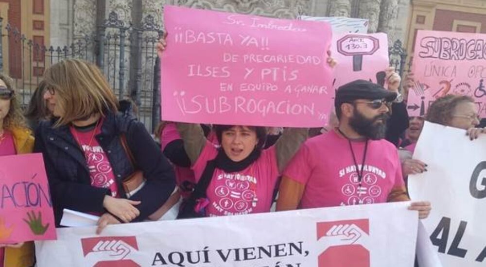 Las Técnicos de Integración social en huelga indefinida acampan ante la delegación de educación de Sevilla