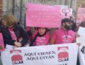 Las Técnicos de Integración social en huelga indefinida acampan ante la delegación de educación de Sevilla