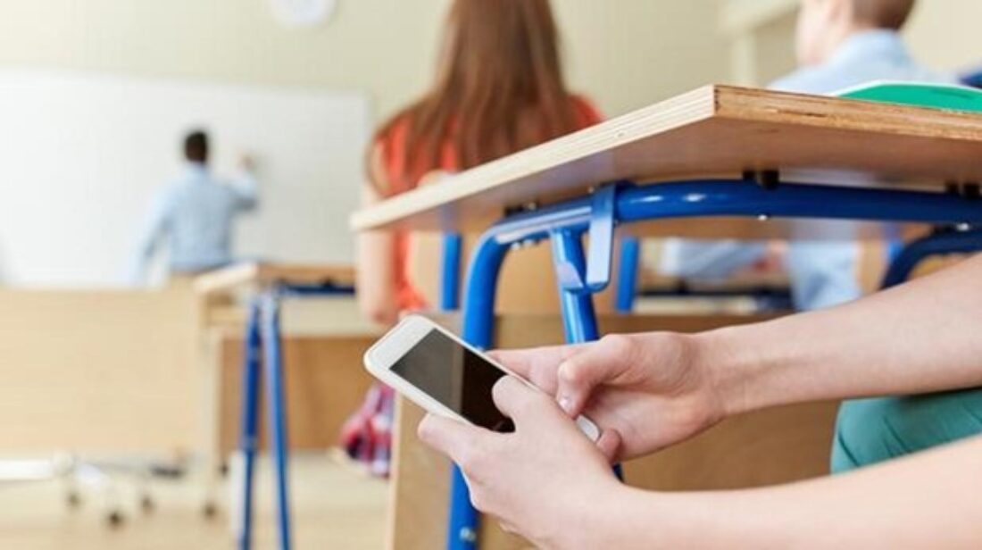 CGT critica las instrucciones sobre el uso del móvil en los centros educativos