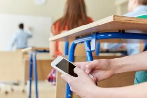 CGT critica las instrucciones sobre el uso del móvil en los centros educativos