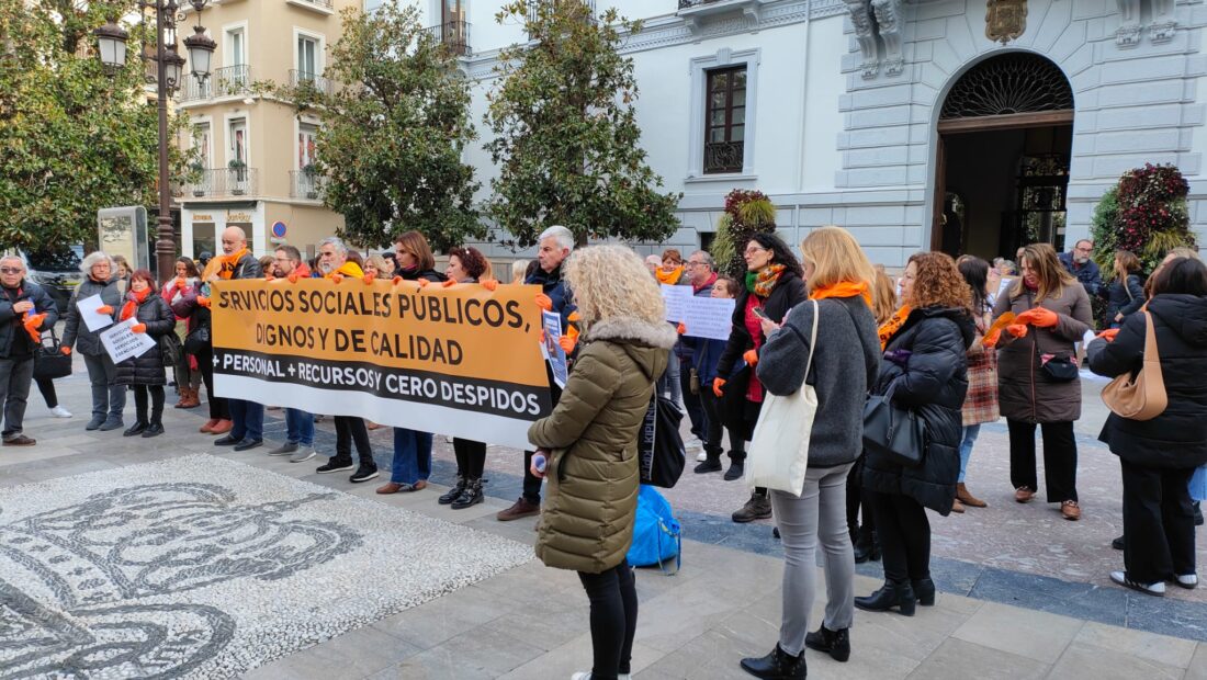 Concentración del personal de los servicios sociales del Ayuntamiento de Granada