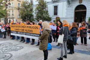 Concentración del personal de los servicios sociales del Ayuntamiento de Granada