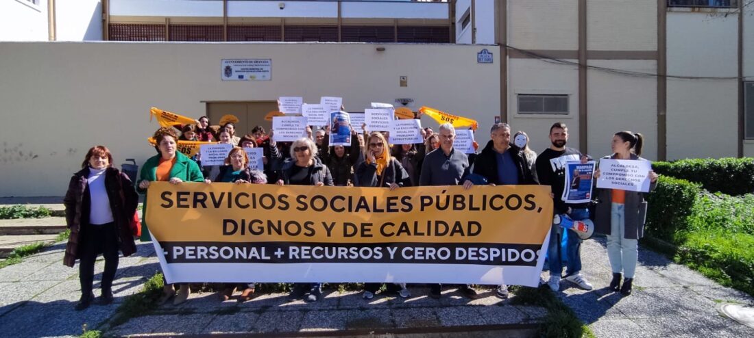 La plantilla del Centro de Servicios Sociales Norte del Ayuntamiento de Granada se concentra para exigir a Marifrán Carazo los recursos comprometidos por el Partido Popular