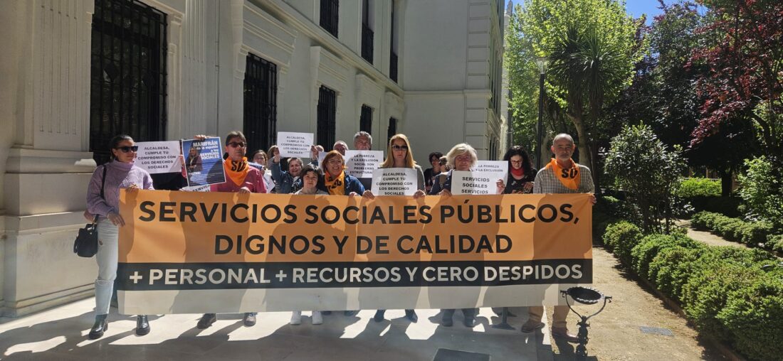 Concentración Servicios Sociales Mondragones en Granada