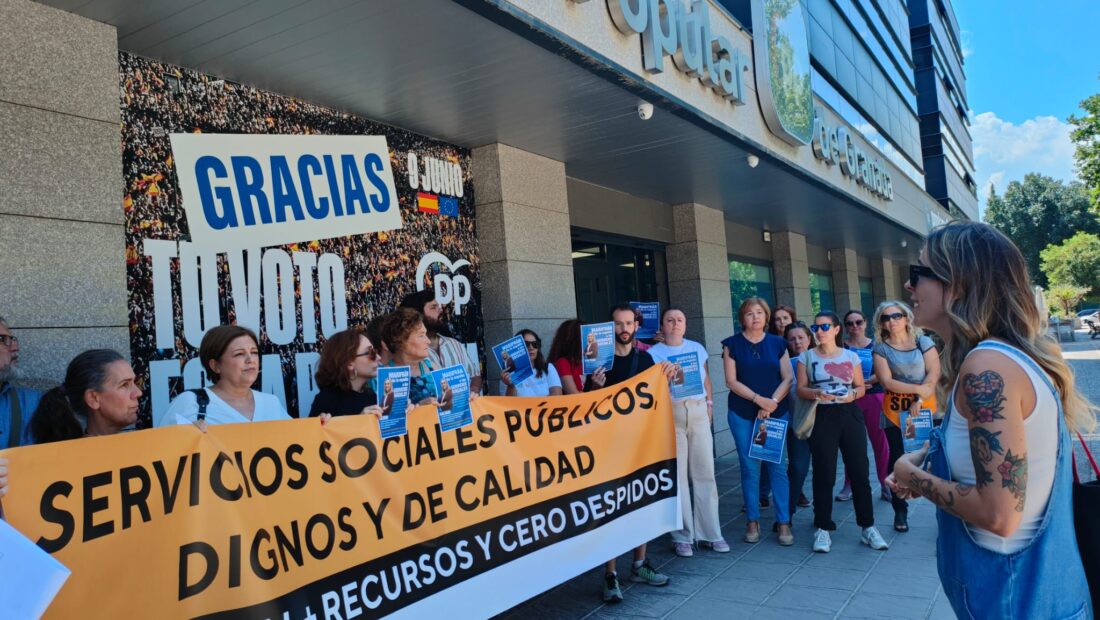El Área de Derechos Sociales del Ayuntamiento de Granada se concentra ante la sede del Partido Popular