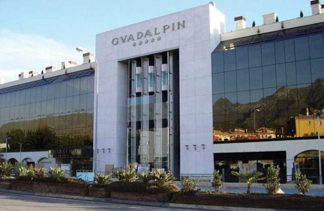 180 familias penden de una decisión judicial que decreta el cierre del hotel Guadalpín (Marbella) 