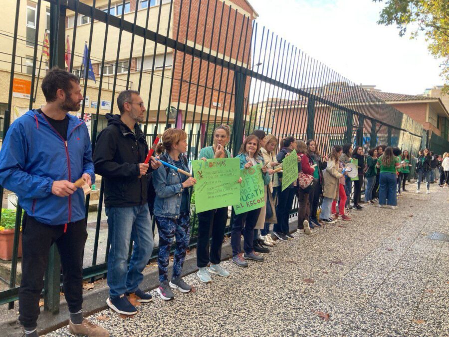 Los sindicatos valoran como un éxito la huelga parcial en educación en Aragón - Imagen-5