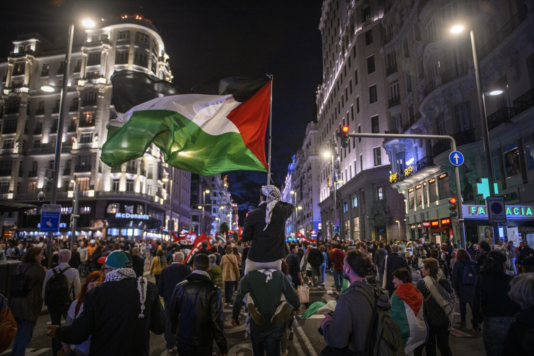 Una huelga general con la bandera de la dignidad