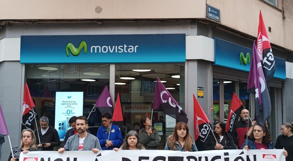 As traballadoras de ABAI Coruña concéntranse diante da tenda de Movistar