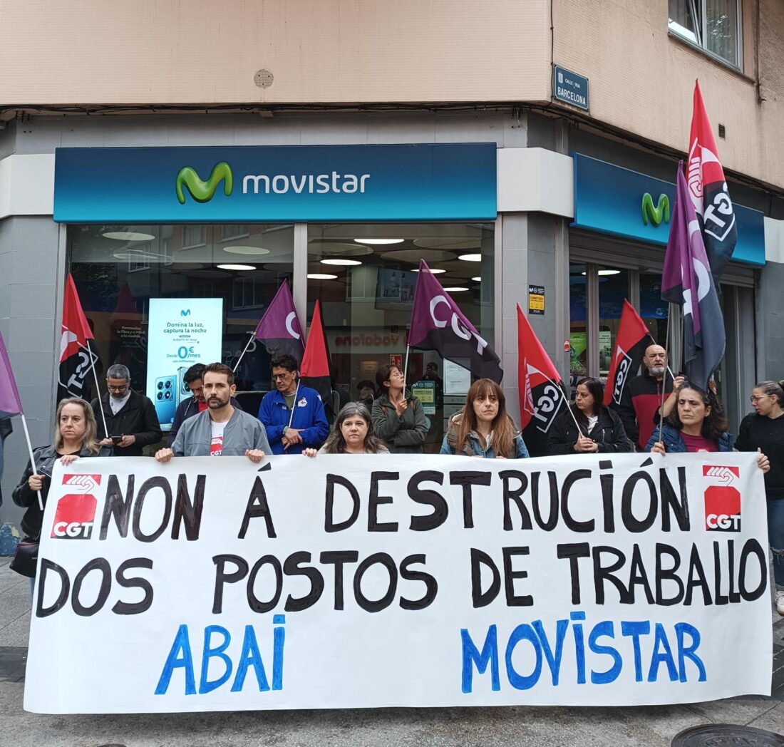 As traballadoras de ABAI Coruña concéntranse diante da tenda de Movistar