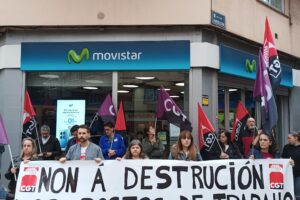 As traballadoras de ABAI Coruña concéntranse diante da tenda de Movistar