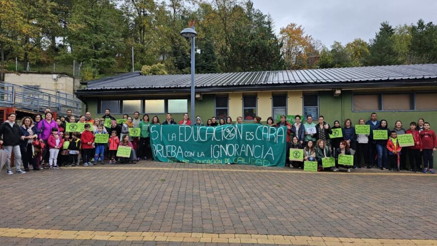 Los sindicatos valoran como un éxito la huelga parcial en educación en Aragón - Imagen-8