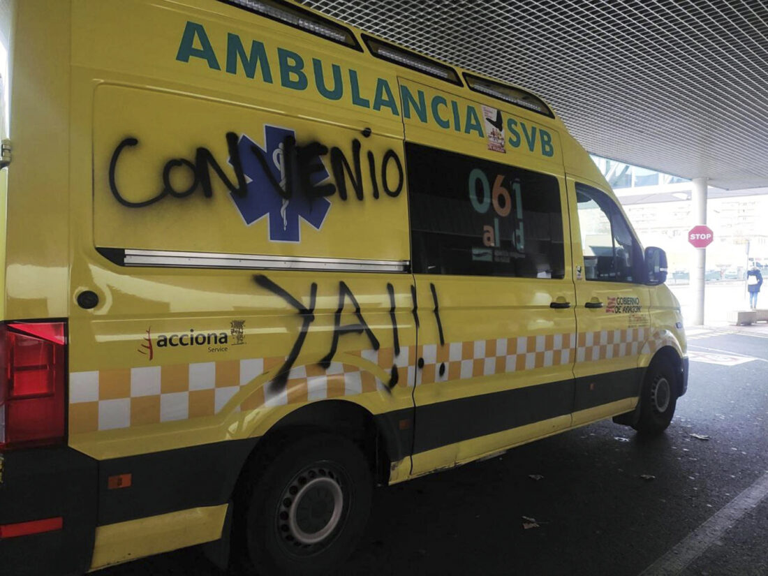 Una pintada por el transporte sanitario de calidad en Aragón