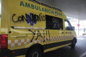 Una pintada por el transporte sanitario de calidad en Aragón