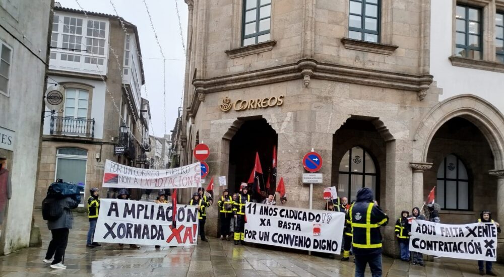 O persoal de Correos maniféstouse hoxe en Santiago de Compostela contra a falta de contratación e pola mellora das condicións laborais