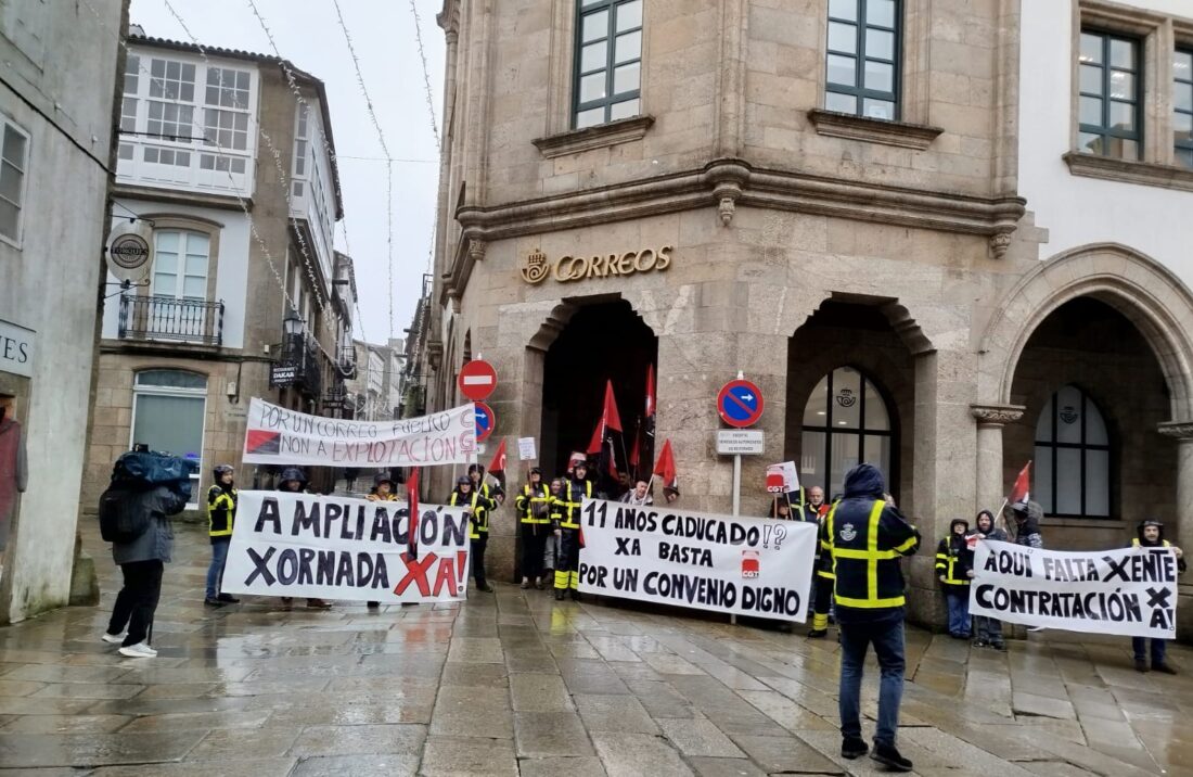 O persoal de Correos maniféstouse hoxe en Santiago de Compostela contra a falta de contratación e pola mellora das condicións laborais