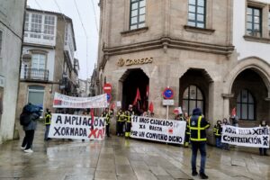 O persoal de Correos maniféstouse hoxe en Santiago de Compostela contra a falta de contratación e pola mellora das condicións laborais