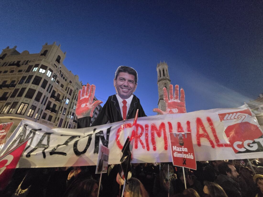 Una gran figura de Mazón con las manos manchadas de sangre abre el bloque de CGT en la manifestación que exige su dimisión