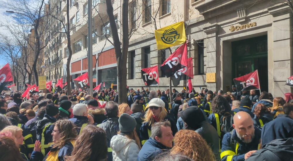 La plantilla de Correos inunda las calles para frenar el Acuerdo Marco