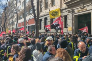 La plantilla de Correos inunda las calles para frenar el Acuerdo Marco