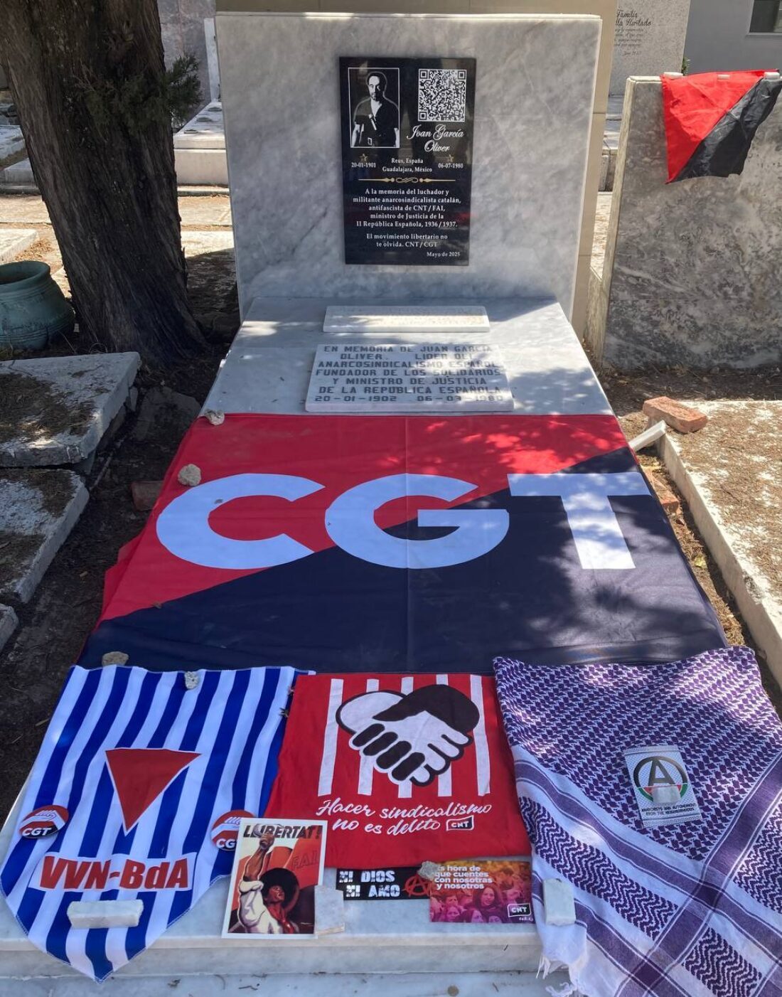 Acto de dignificación de la tumba de Joan García Oliver en Guadalajara (México)