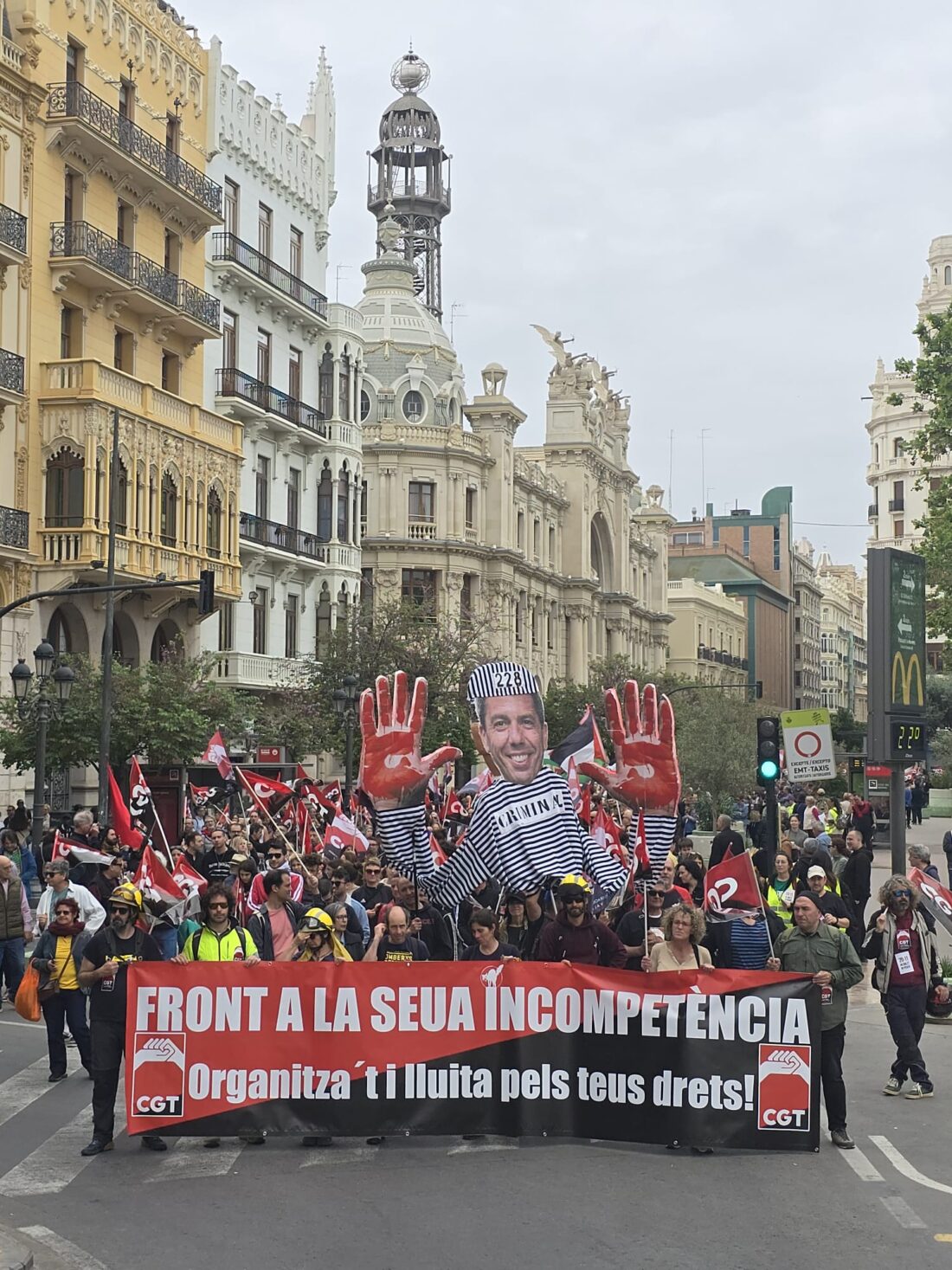 CGT vuelve a teñir de rojinegro el 1º de Mayo con la mirada puesta en la huelga general por la dimisión de Mazón