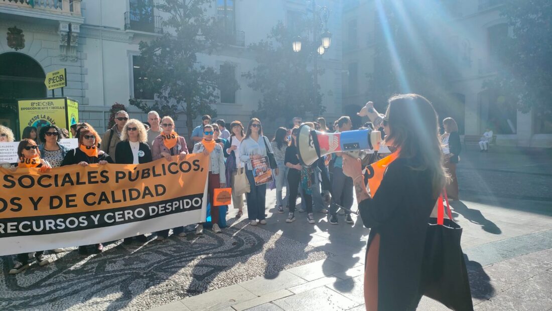 Entrega de firmas Servicios Sociales Ayuntamiento de Granada