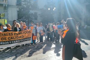 Entrega de firmas Servicios Sociales Ayuntamiento de Granada
